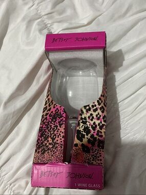 NIB Betsey Johnson Clear Wine Glass in Pink Leopard Box